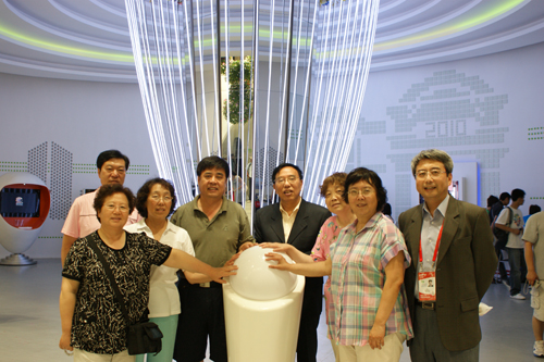 圖為部分老干部與上海市殘聯(lián)金放理事長、生命陽光館館長曹子平在生命陽光柱前留念