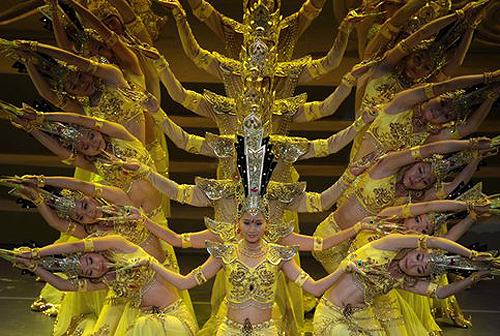 10月1日，在世博中心(網(wǎng)上世博中心)舉行的中國國家館日文藝晚會上，來自中國殘疾人藝術(shù)團的演員表演舞蹈《敦煌情韻》中的“千手觀音”。