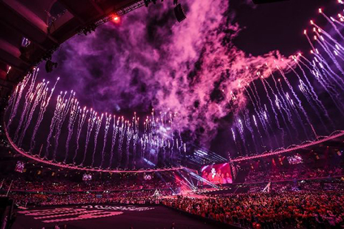 3月21日，第十五屆世界夏季特殊奧林匹克運(yùn)動(dòng)會(huì)在阿聯(lián)酋阿布扎比閉幕。圖為閉幕式上燃放的煙花（3月21日攝）。新華社記者夏一方攝