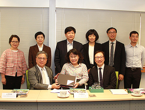 圖為張海迪一行考察香港理工大學