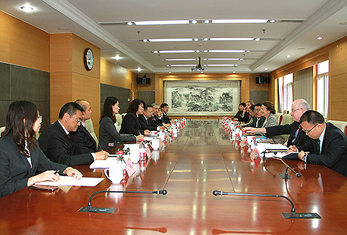 圖為中國(guó)殘聯(lián)主席、康復(fù)國(guó)際主席張海迪會(huì)見聯(lián)合國(guó)兒童基金會(huì)執(zhí)行主任亨麗埃塔·福爾