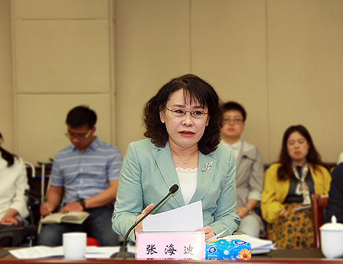 圖為張海迪和青年座談