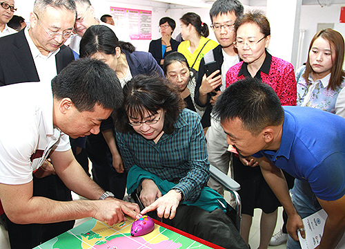 圖為張海迪在中倉街道溫馨家園了解殘疾人康復(fù)就業(yè)服務(wù)情況