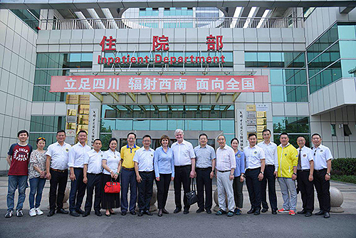 圖為賈勇會(huì)長(zhǎng)及古德龍會(huì)長(zhǎng)一行在四川省八一康復(fù)中心