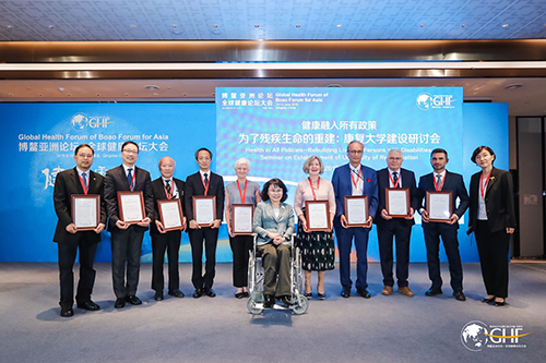 圖為張海迪向境外專家頒發(fā)了康復(fù)大學(xué)（籌）專家咨詢委員會(huì)專家聘書