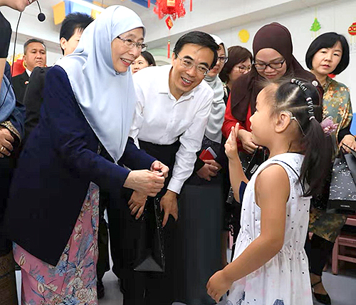 圖為馬來西亞副總理旺·阿茲莎訪問中國殘聯(lián)