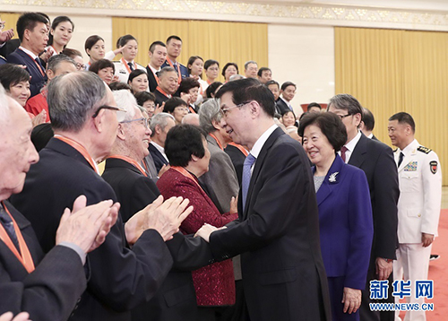 9月25日，“最美奮斗者”表彰大會(huì)在北京舉行。中共中央政治局常委、中央書記處書記王滬寧會(huì)見受表彰人員和親屬代表?！⌒氯A社記者 丁海濤 攝