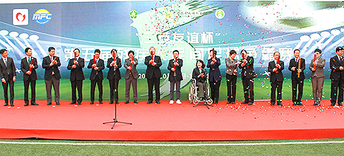 圖為張海迪宣布年終總決賽開賽