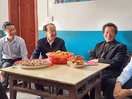 圖為周長(zhǎng)奎看望慰問(wèn)貧困殘疾人家庭