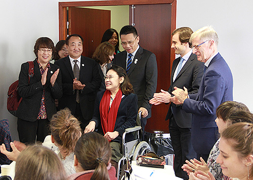 圖為張海迪訪問法國(guó)宜世高等精神運(yùn)動(dòng)與康復(fù)學(xué)院