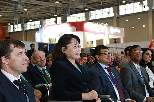 圖為張海迪出席俄羅斯創(chuàng)新科技博覽會(huì)開幕式