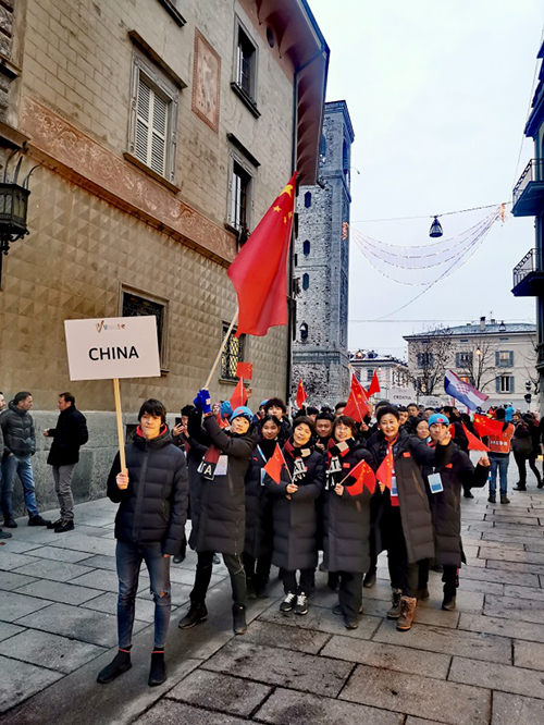 圖為中國(guó)聽障奧運(yùn)代表團(tuán)參加第十九屆世界冬季聽障奧運(yùn)會(huì)開幕式