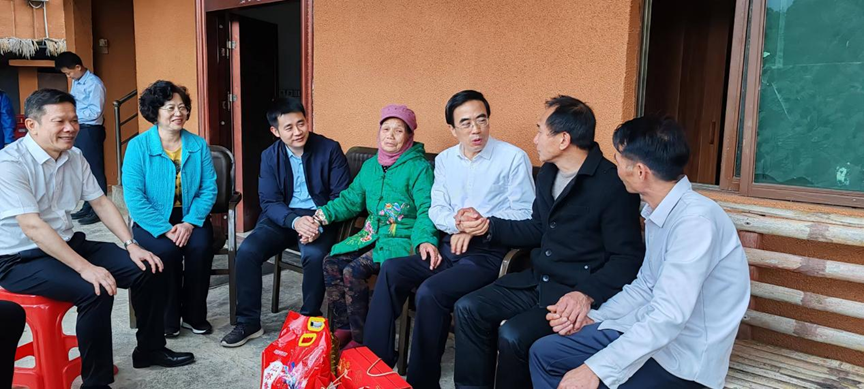 圖為程凱在五指山市水滿鄉(xiāng)毛納村看望慰問困難殘疾人